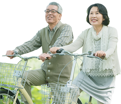 自転車に乗るシニア世代ご夫婦イメージ写真